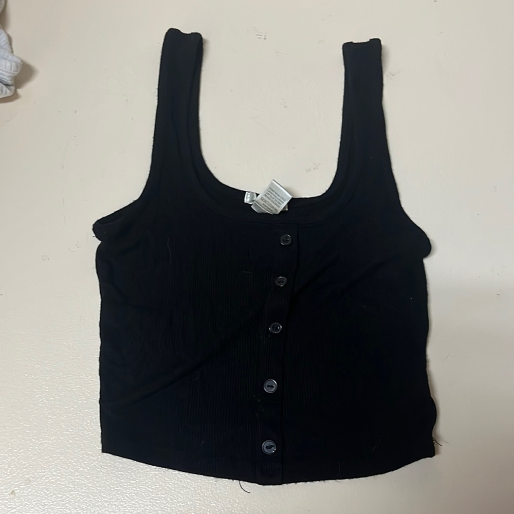 Cropped ribbed black tank top with buttons